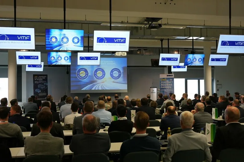 Beim Future Mobility Summit 2025 des VMF auf dem Dekra Lausitzring diskutierten Vertreter aus Industrie, Forschung und Flottenmanagement über die Zukunft der Elektromobilität, Batterietechnik und Ladeinfrastruktur.